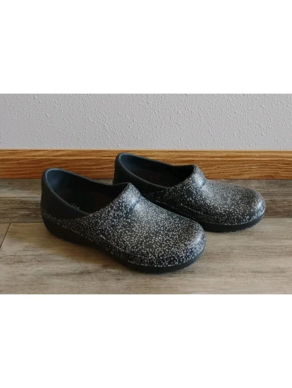 Crocs Clogs Womens (11 W) Neria Pro II Black Speckled Waterproof Comfort Nursing